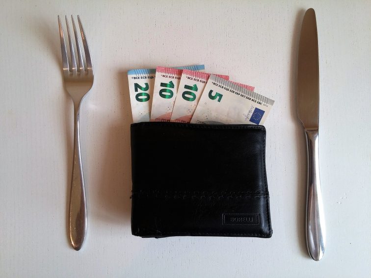сколько нужно денег в Германию на еду